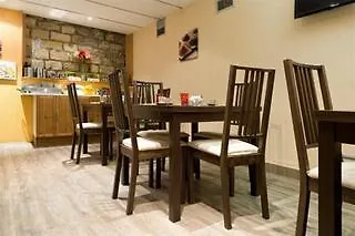 渣油昂佩利亚雷纳奎酒店 3* 巴黎
